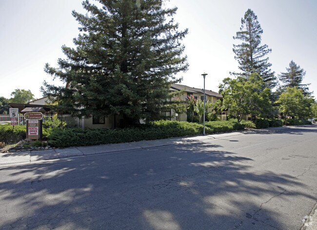 Building Photo - Oak Garden Apartments