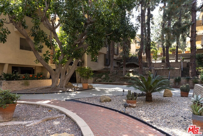 Building Photo - 6708 Hillpark Dr