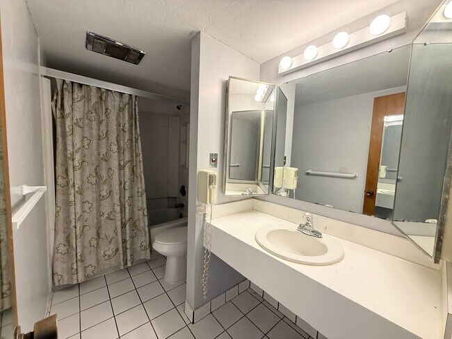 Building Photo - 5006 Sherwood Ln