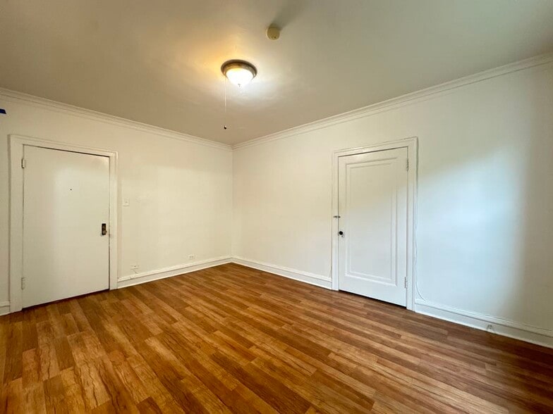 Building Photo - 2536 N Sawyer Ave