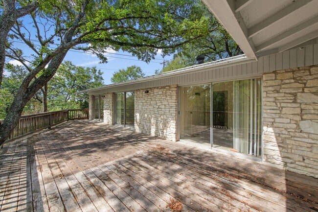 Building Photo - Available Now: Charming 3 Bed / 2 Bath in Rollingwood - Zoned to Eanes ISD - Large Yard