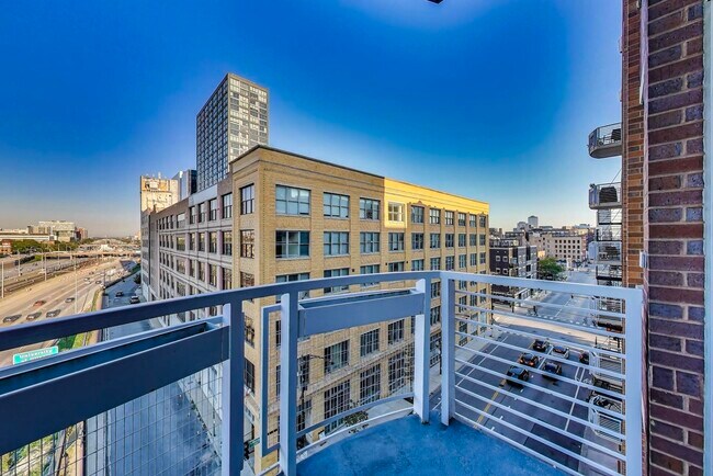 Building Photo - 933 W Van Buren St