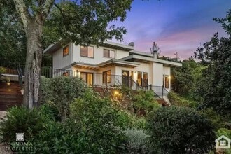 Building Photo - Beautiful 4bd/3.5ba Updated Custom House with Valley Views