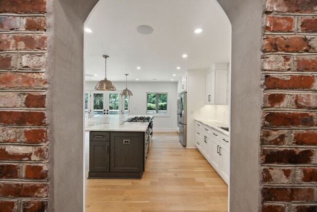 Building Photo - Available 6/15. Stunning, Fully-Rennovated...