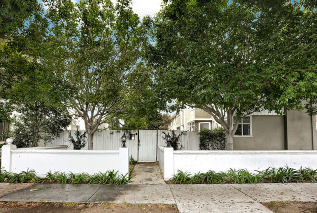 Building Photo - 2427 Centinela Ave