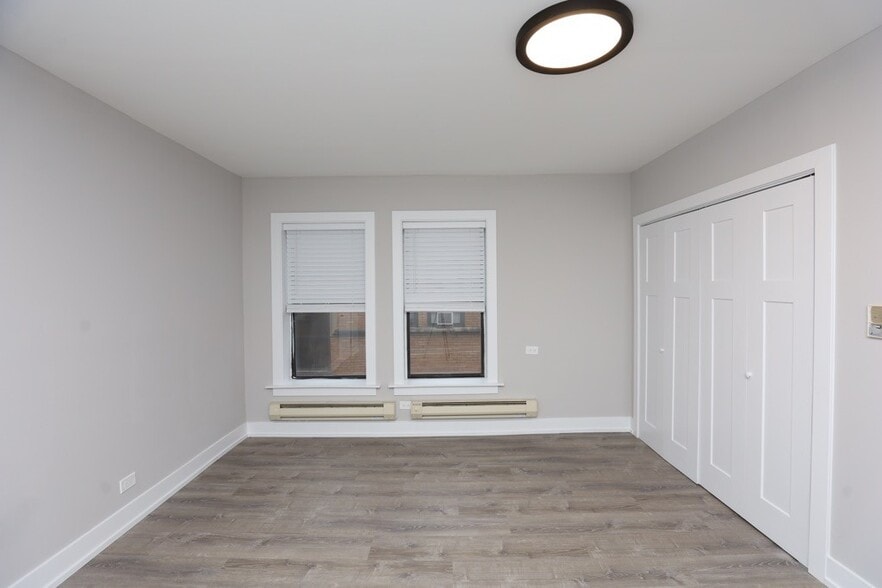 Building Photo - 747 W Cornelia Ave