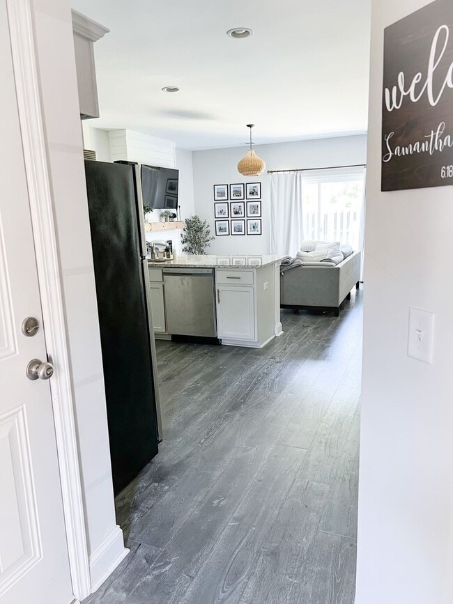 Building Photo - 3 Bedroom Townhome