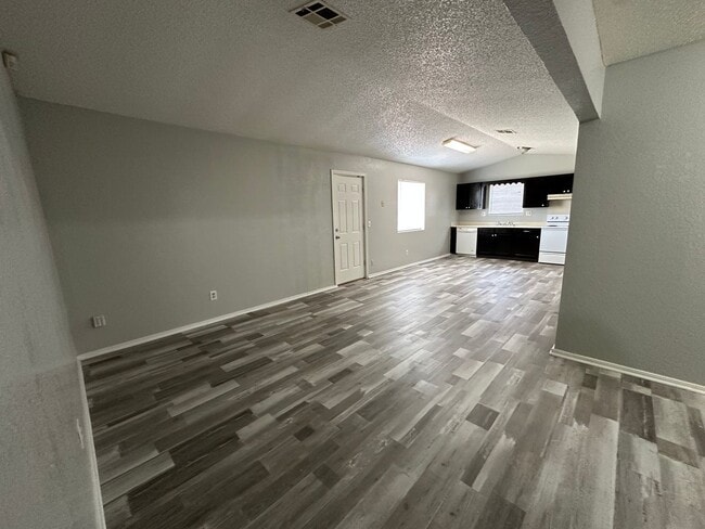 Building Photo - Nice 3bed, 1 1/2 bath. 2 car garage