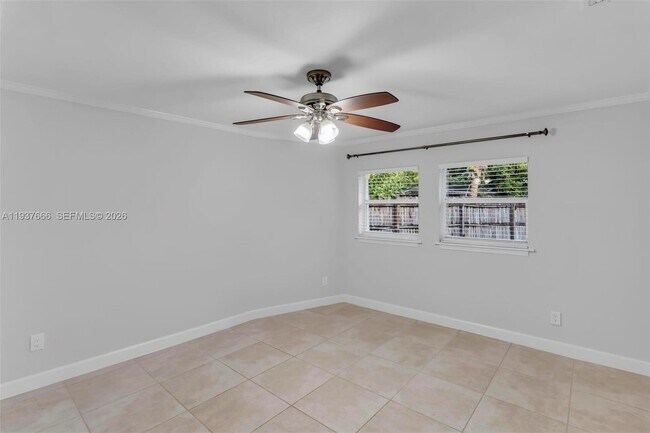 Building Photo - 812 Holly Ln