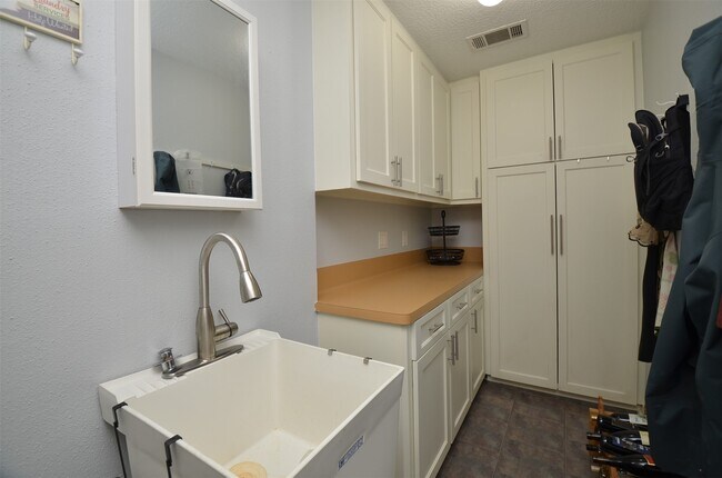 Building Photo - 827 Millpond Dr