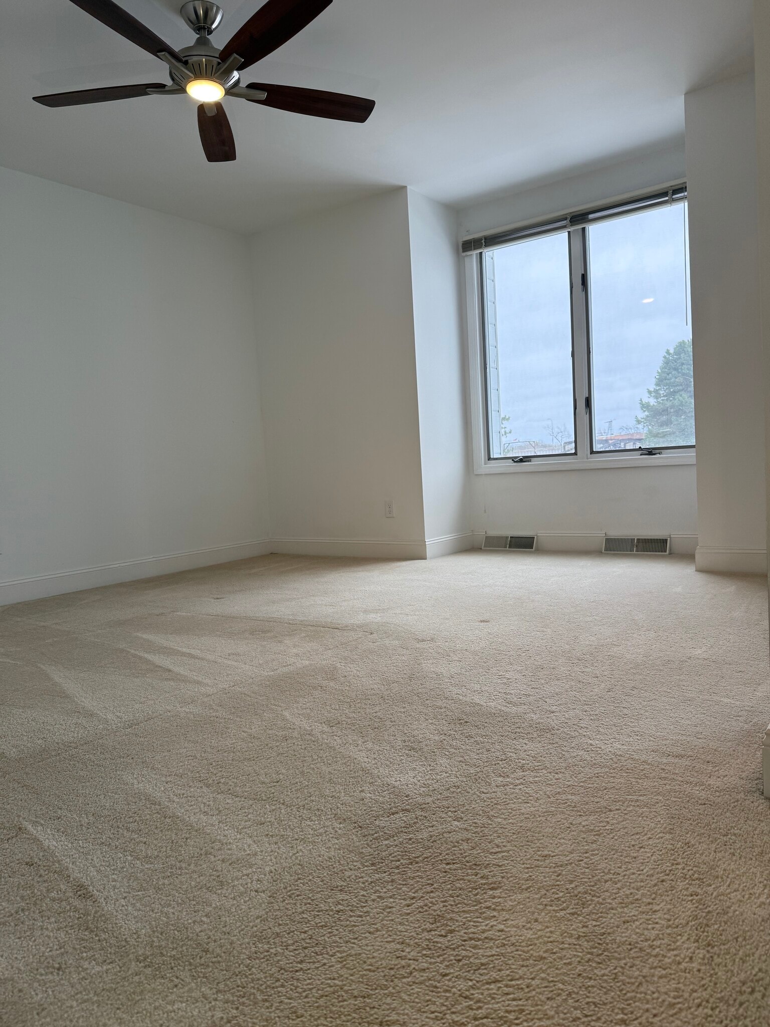 Building Photo - 140 Niagara Shore Dr