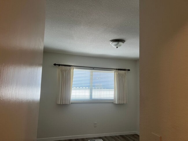 Building Photo - 142 Hillview Dr
