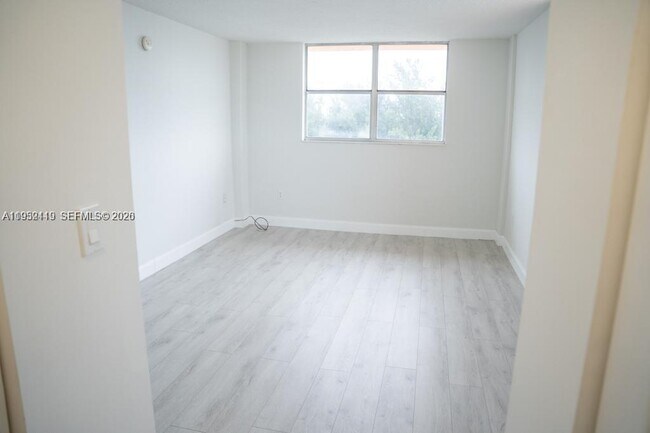 Building Photo - 16465 NE 22nd Ave