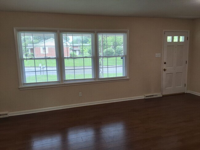 Building Photo - Beautiful 3 Bed, 2 Bath with walk out fini...