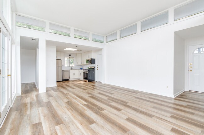 Building Photo - 346 Carpenter Dr NE