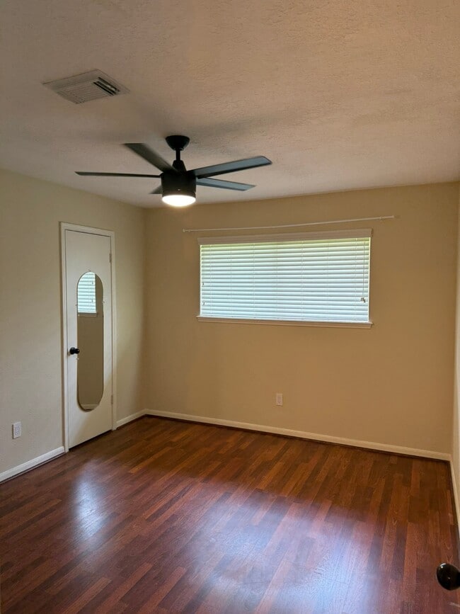 Building Photo - 515 Tresvant Dr