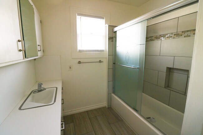 Building Photo - 26205 Oak St