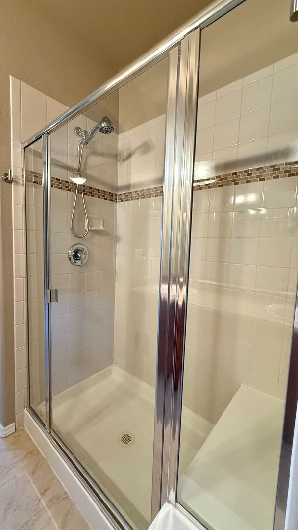 Building Photo - Spacious & Modern 3-Bedroom Townhome in Th...
