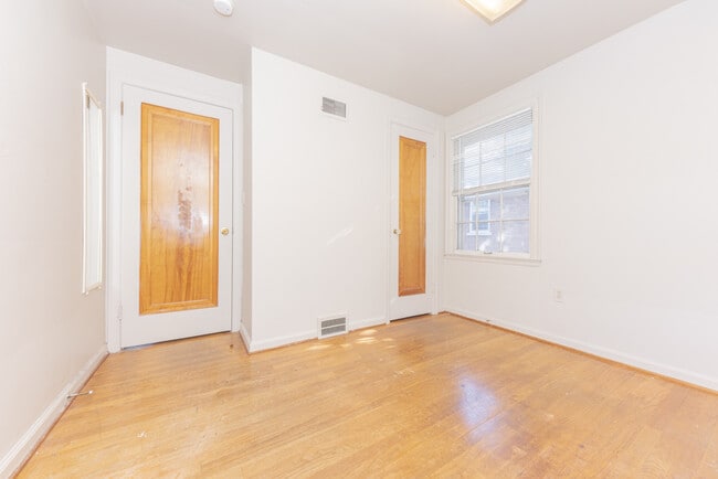 Building Photo - 909 E Ann St