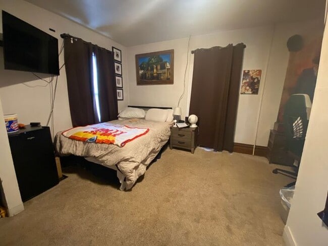 Building Photo - $625 | ROOMMATE WANTED | 7 Bedroom, 3 Bathroom House | Available for Immediate Move-In