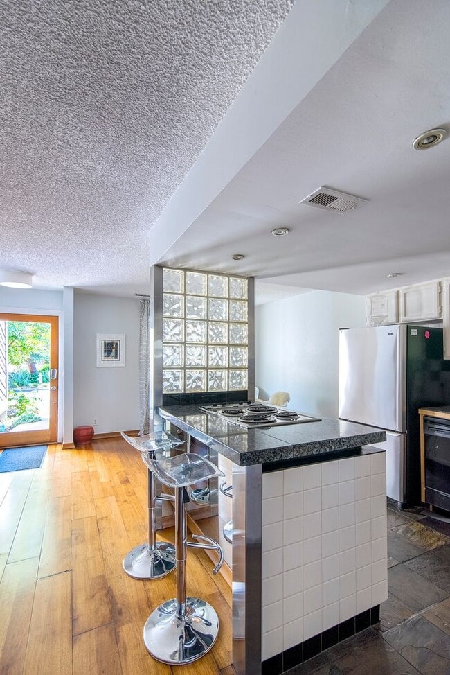Building Photo - Super fun remodeled Apartment