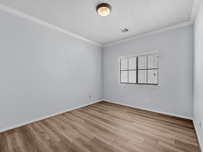 Building Photo - 11643 Royal Oaks View