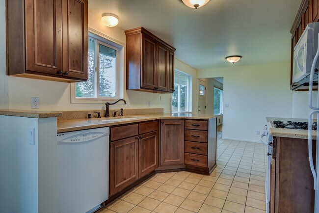 Building Photo - 4 Bedroom House in Coupeville
