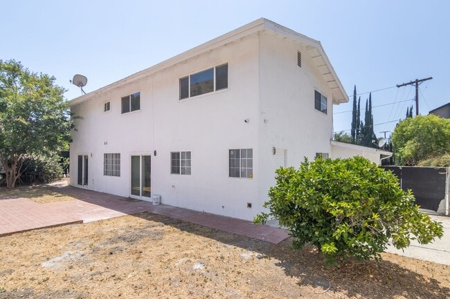 Building Photo - Refreshed 5-bedroom, 3-bathroom home locat...