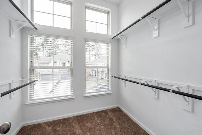 Building Photo - 653 Royal Arch Dr