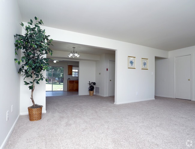 Carriage Run Apartments Townhomes Somerset Nj Apartment Finder