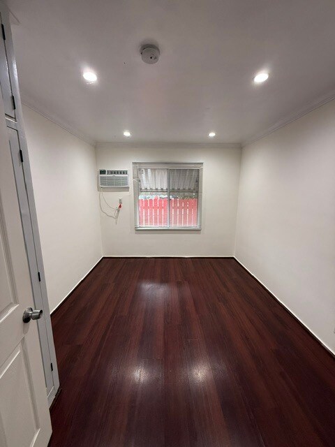 Building Photo - 515 Thompson Ave