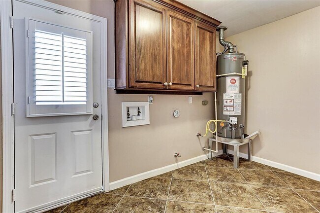 Building Photo - 6031 Cerritos Dr