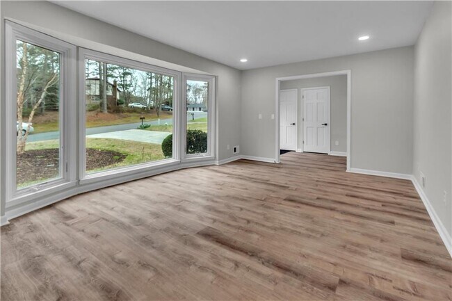 Building Photo - 4497 Glenforest Dr NE