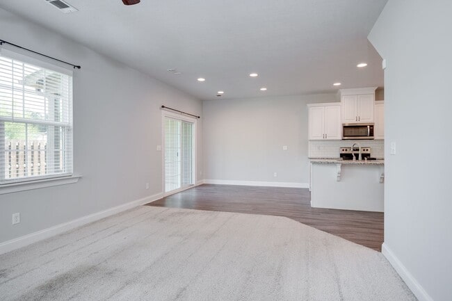 Building Photo - 3 Bedroom 2.5 Bath Townhouse