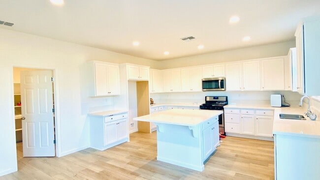 Building Photo - Beautiful Two Story Home in the Olivewood ...