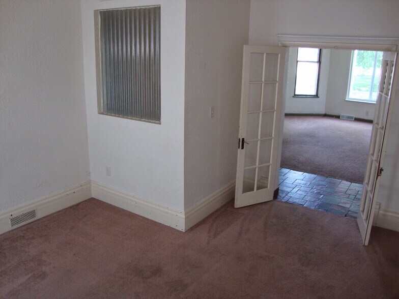 Building Photo - 801 West Ave S