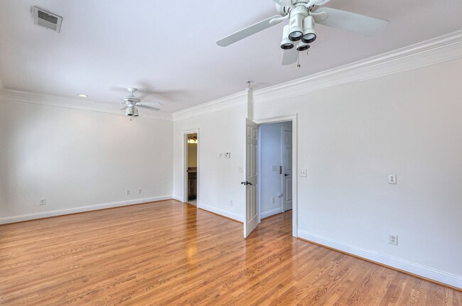 Building Photo - Perfect Brownstone in Sylvan Park near West End