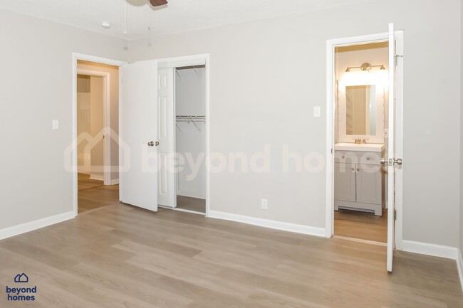 Building Photo - Beautifully Modernized 3 bedroom / 2 full ...