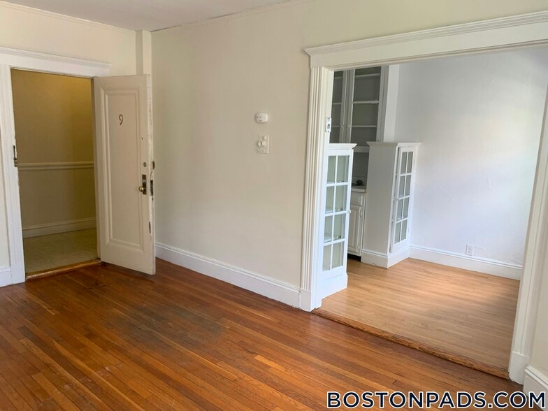 Building Photo - 235 Park Dr