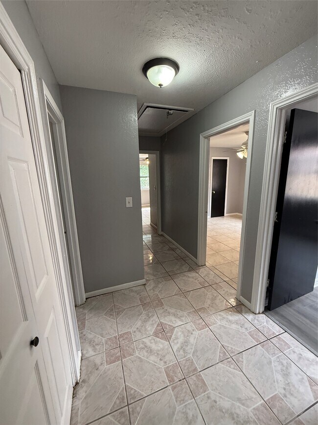 Building Photo - 11611 Stone Bridge Dr