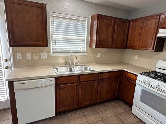 Building Photo - 15103 Possumwood Dr