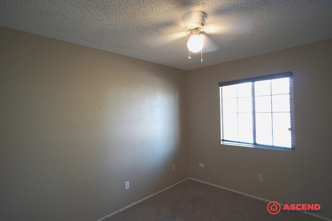 Building Photo - Charming home is Oildale!