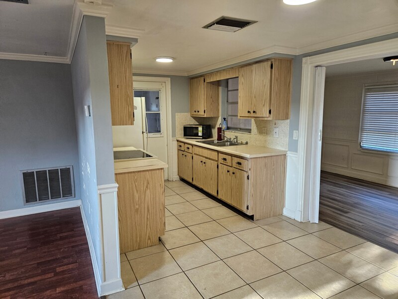 Building Photo - 11205 Meadow Dr