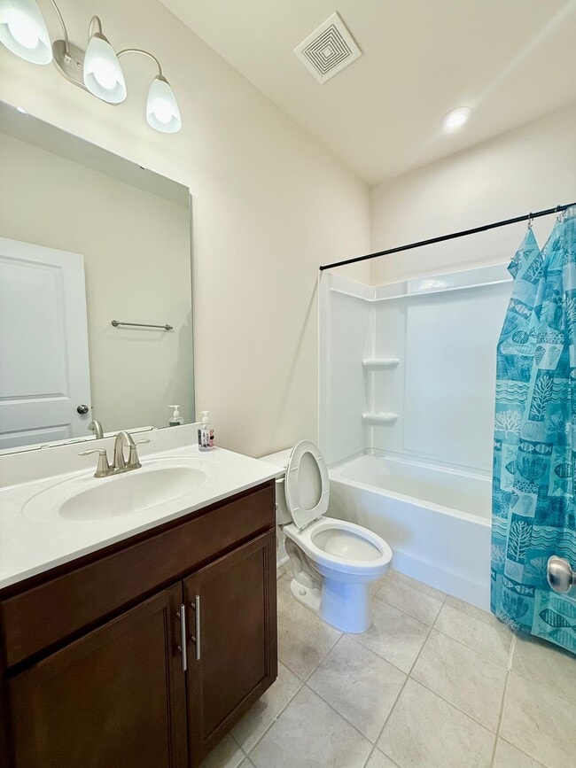 Building Photo - 127 Heathbrook Ln