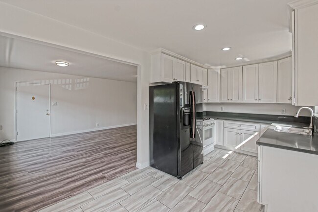 Building Photo - 11864 Manor Dr