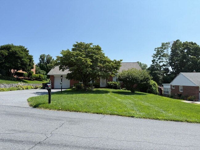 Building Photo - Well Maintained 2 Bedroom Ranch-style home - Full Size Basement!
