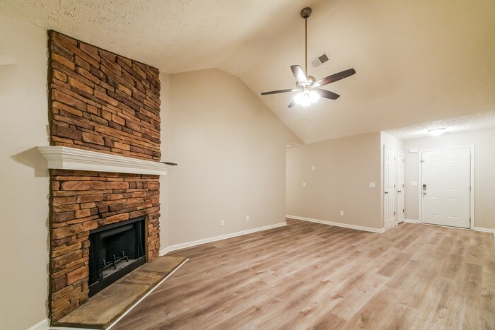 Building Photo - 329 Hillcrest Ln