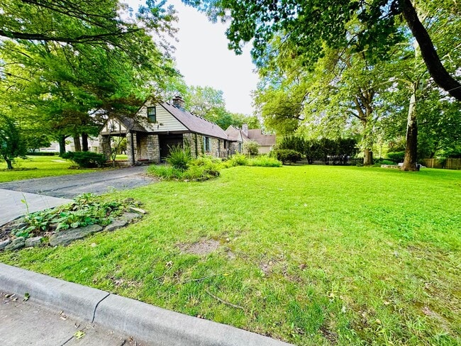 Building Photo - {8100} Picture Perfect Leawood Cottage + C...