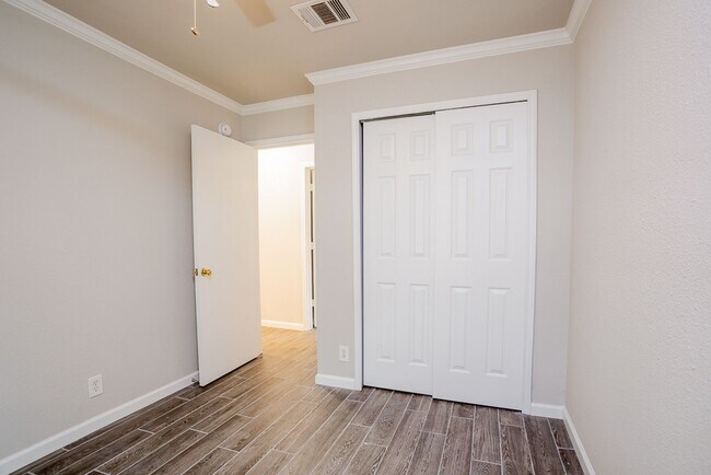 Building Photo - Charming 3/BR 2/BA One-Story Home with Gar...