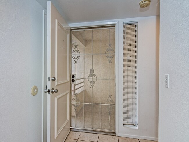 Building Photo - Sunny Top Floor 2 bedroom 2 bath Condo Wit...